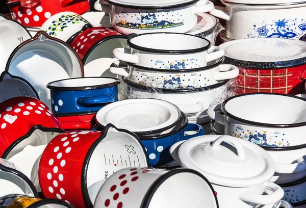 Menaje de cocina esmaltado en exhibición en un puesto de mercado — Foto de Stock