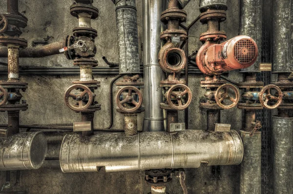 Sala de caldeira industrial em uma fábrica abandonada — Fotografia de Stock