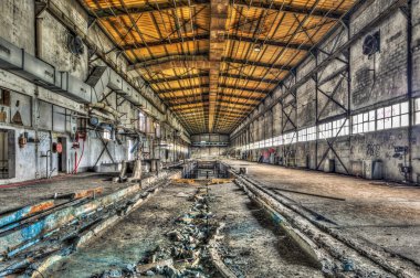 terkedilmiş bir fabrikada çürüyen endüstriyel hall