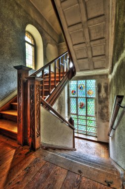 Terk edilmiş bir manor vitray pencereler ile merdiven
