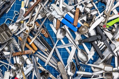 Eski çatal bıçak takımı bit pazarı durak üzerinde paket