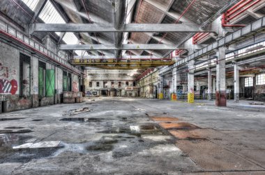 terkedilmiş bir fabrikada çürüyen endüstriyel hall