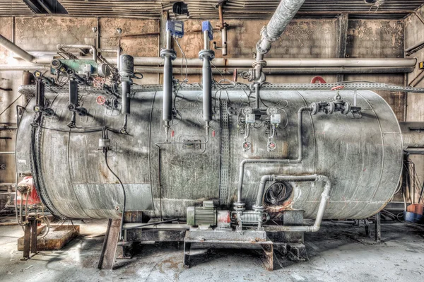 Caldeira industrial em uma fábrica abandonada — Fotografia de Stock