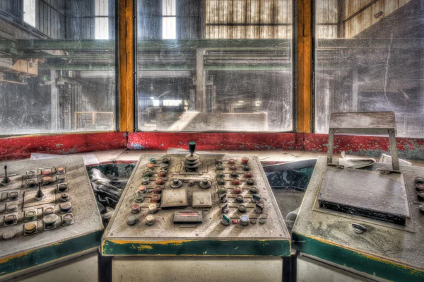 Cabine de controle em uma fábrica abandonada — Fotografia de Stock