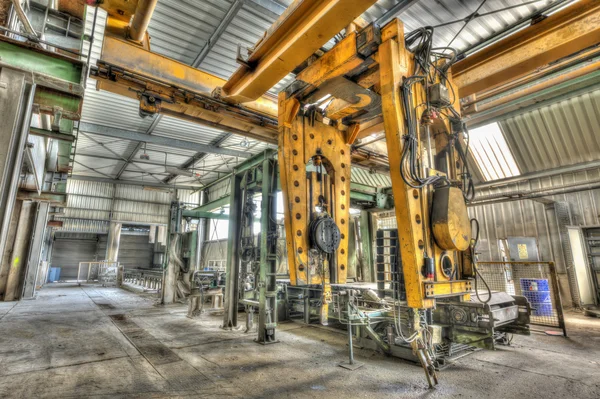 Linha de produção em uma fábrica de tubos de concreto abandonado — Fotografia de Stock