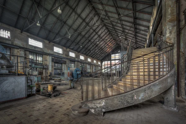 Imposing staircase inside the hall of an abandoned power plant — Stock Photo, Image