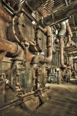 Terk edilmiş bir elektrik santrali çürüyen Kazan dairesinde