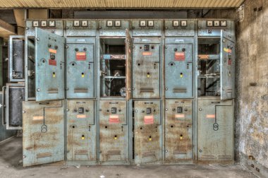 Terk edilmiş bir fabrika çürümüş Elektrik dolapları