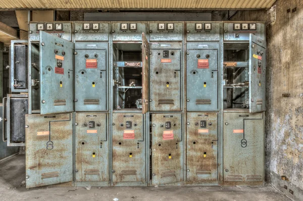 Armários de energia elétrica deteriorados em uma fábrica abandonada — Fotografia de Stock