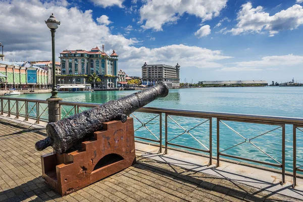 Old cannon on the promenade at Caudan Waterfront, Port Louis, Ma — Stock Photo, Image