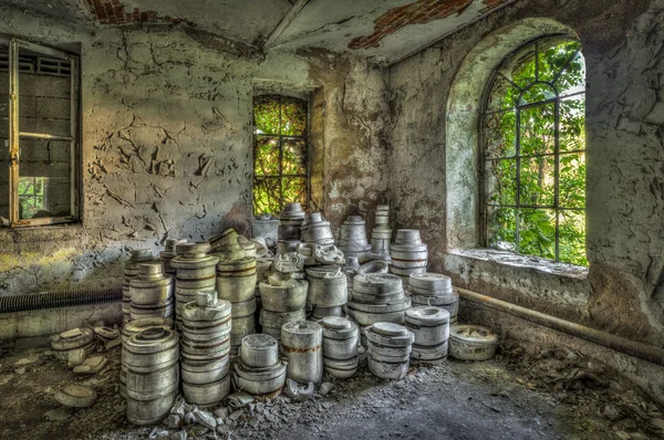 Piles de moules en argile dans une usine de céramique abandonnée — Photo