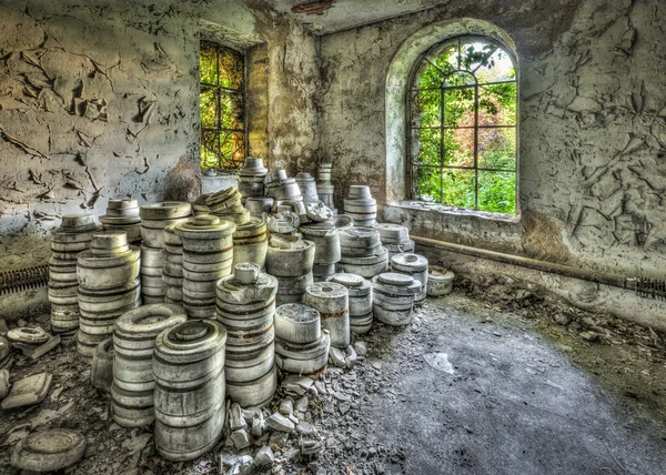 Montones de moldes de arcilla en una fábrica de cerámica abandonada — Foto de Stock