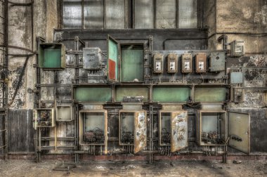 Terk edilmiş bir fabrika çürümüş Elektrik dolapları