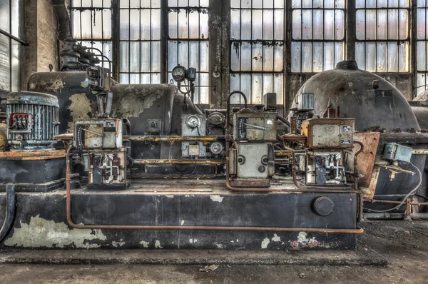 Ancienne turbine dans une centrale abandonnée — Photo