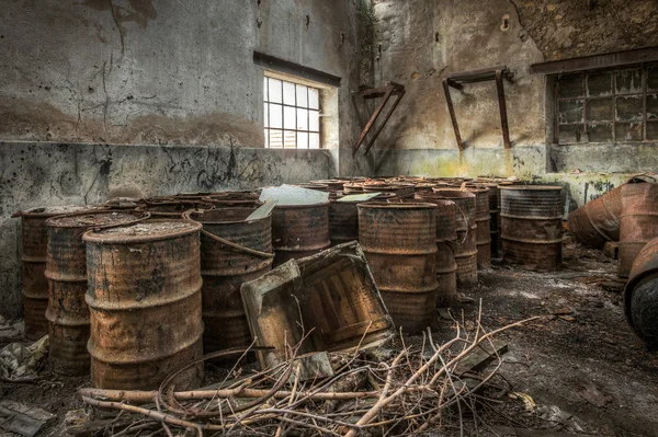 Barili arrugginiti immagazzinati in una fabbrica abbandonata — Foto Stock