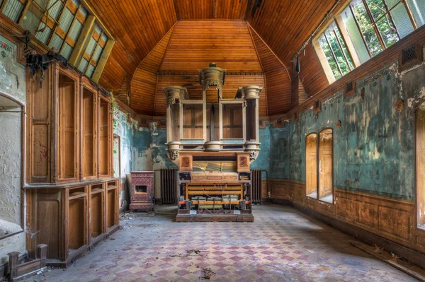 Fallfärdiga fat orgel i en övergiven herrgård — Stockfoto