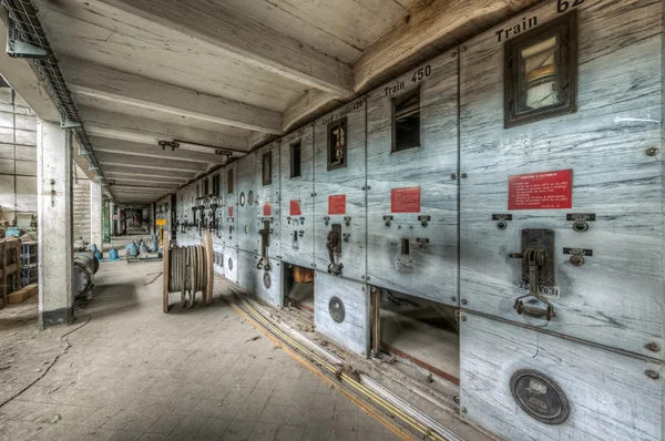 Painéis de controlo numa central eléctrica abandonada — Fotografia de Stock
