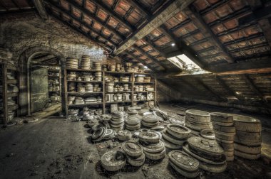 Clay bir terk edilmiş Seramik fabrika tavan arasında kalıpları