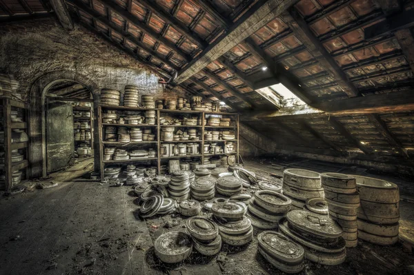 Moldes de argila no sótão de uma fábrica de cerâmica abandonada — Fotografia de Stock