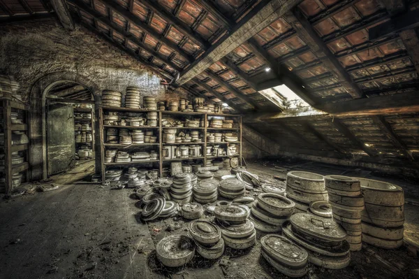 Moldes de argila no sótão de uma fábrica de cerâmica abandonada Fotos De Bancos De Imagens