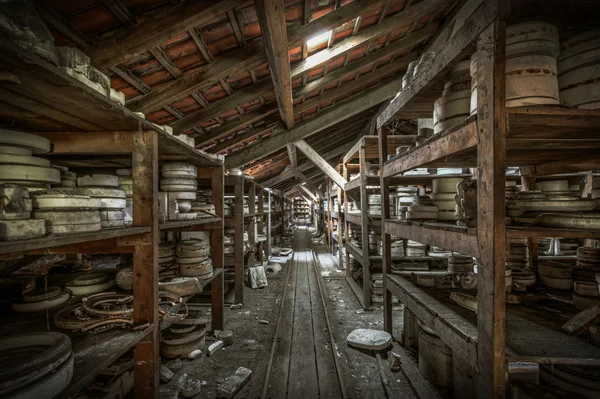 Estantes de moldes de arcilla en una fábrica de cerámica abandonada — Foto de Stock