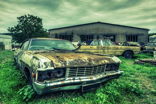 Coches americanos destrozados en un desguace de oldtimer —  Fotos de Stock