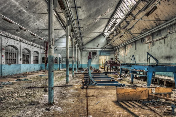 Oficina dilatada em uma fábrica abandonada — Fotografia de Stock