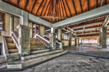 Terk edilmiş bir tatil büyük taş merdiven