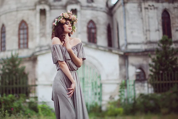 Beautiful woman against the Gothic temple. — Stock Photo, Image