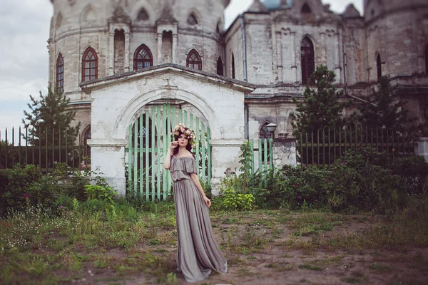 Beautiful woman against the Gothic temple. — Stock Photo, Image