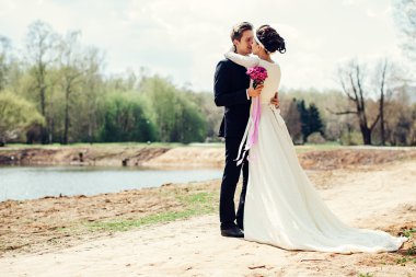 Düğün romantik öpücük