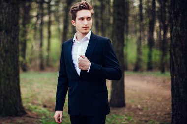 Doğada yakışıklı bir adam portresi.