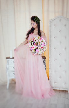 Büyük bir buket çiçek ile bir gelinlik Asyalı kız.