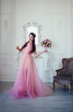 Büyük bir buket çiçek ile bir gelinlik Asyalı kız.