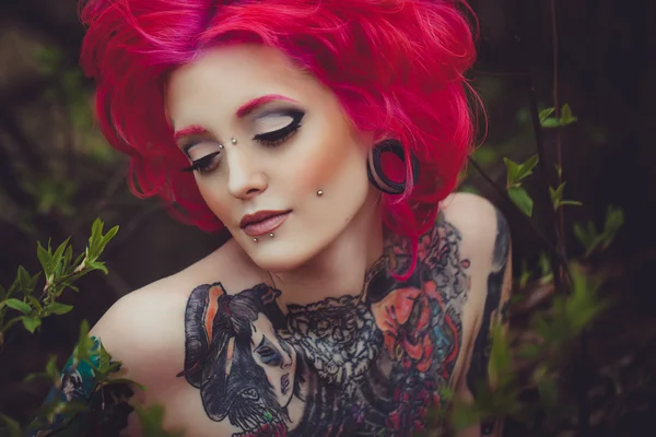 Retrato de menina tatuada com cabelo rosa — Fotografia de Stock