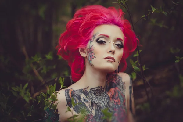 Retrato de menina tatuada com cabelo rosa — Fotografia de Stock