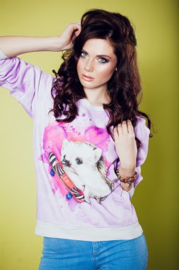 Stüdyo portre sarı bir arka plan bir kız