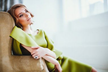 Güzel bir kadının moda portresi.