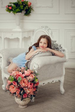 Çelenk çiçekli, küçük kız