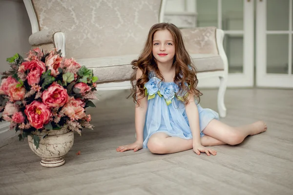 Menina em grinalda com flores — Fotografia de Stock