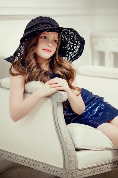 Little girl in a big hat — Stock Photo, Image
