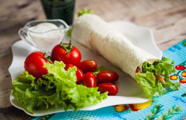 Sağlıklı yemek taze sebze ve rulo