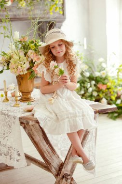 Elinde çiçekle güzel bir kız. Küçük bir bayanın romantik portresi. 