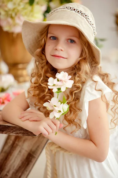 Menina Bonita Com Uma Flor Mão Retrato Romântico Uma Pequena — Fotografia de Stock