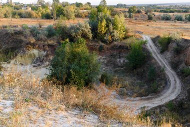 Sonbahar günbatımında kum çukuru.