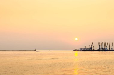 Deniz limanı. Gün batımındaki martılar. Atmosferik akşam manzarası.