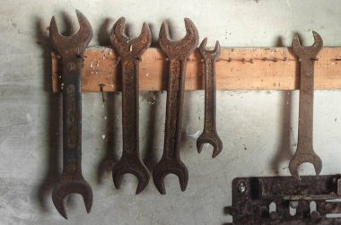 Garajdaki duvardaki eski kirli alet..