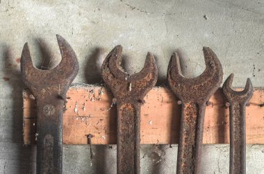 Garajdaki duvardaki eski kirli alet..