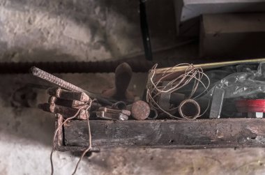 Garajdaki duvardaki eski kirli alet..