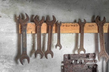 Garajdaki duvardaki eski kirli alet..